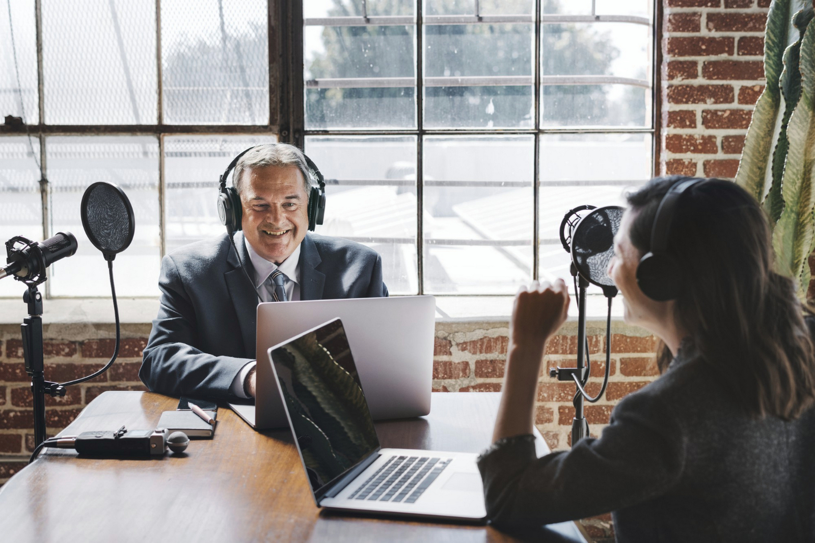 Studio podcastowe czy nagranie w siedzibie firmy - co wybrać?